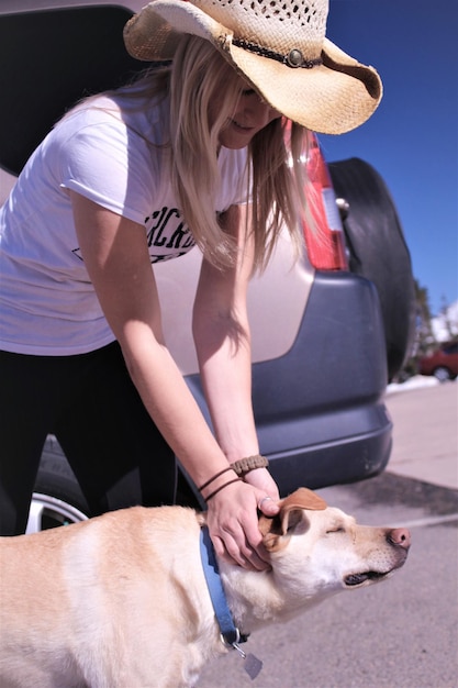 Photo femme avec un chien en voiture sur la route