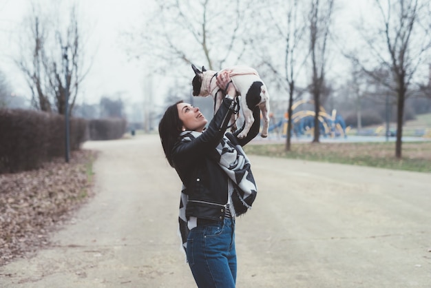 femme avec un chien