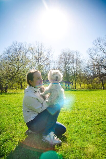 femme avec un chien