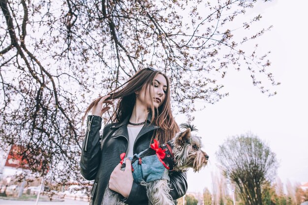 femme avec un chien