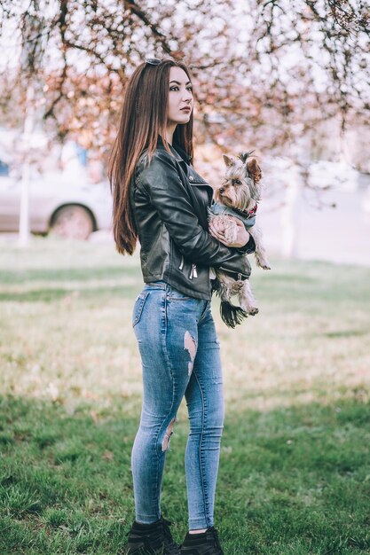 femme avec un chien