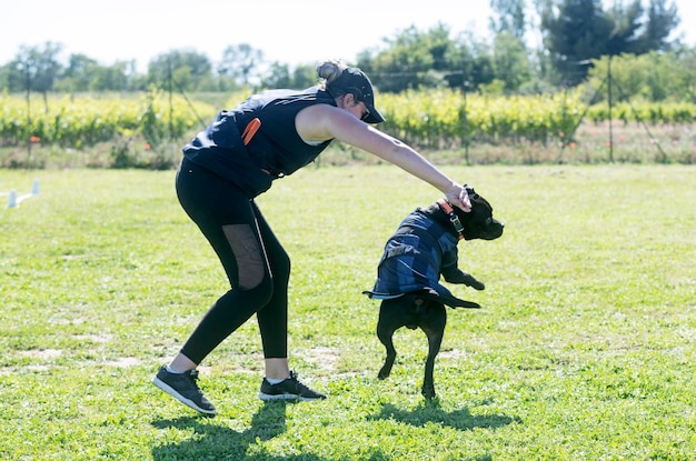 Photo une femme et un chien.