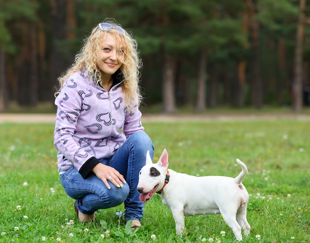 Femme avec les chiens dans le parc