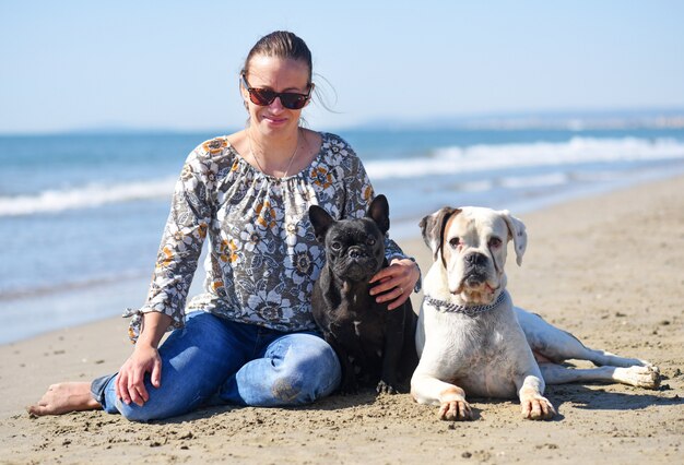 femme et chiens sur la plage