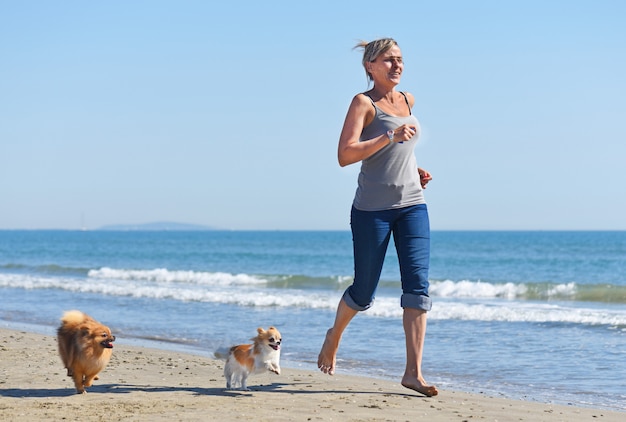 femme et chiens sur la plage