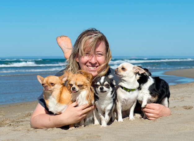 femme et chihuahuas