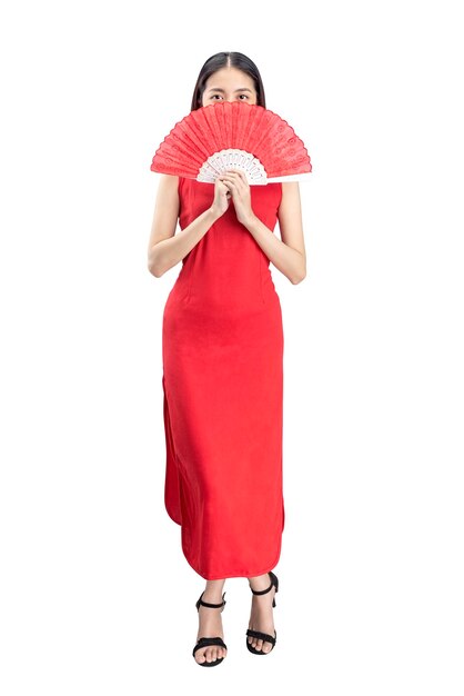 Photo femme chinoise asiatique dans une robe cheongsam tenant un ventilateur isolé sur fond blanc