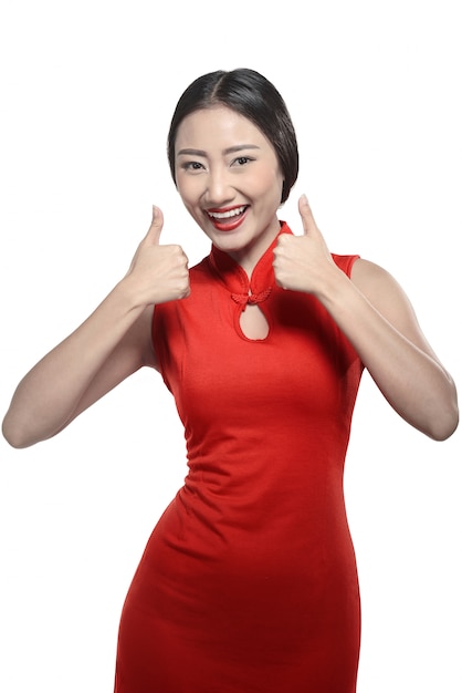 Femme chinoise en robe cheongsam Voir pouce levé