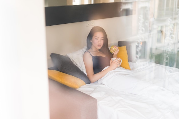 Femme chinoise seule au lit