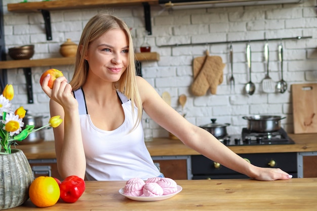 Une femme a choisi une pomme au lieu de bonbons, un concept d'une alimentation saine