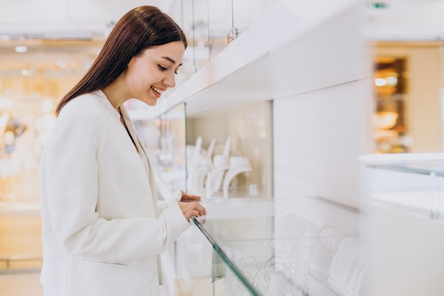 Femme choisissant des bijoux dans une bijouterie