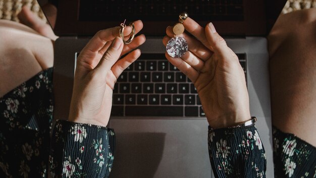 Femme choisissant les bonnes boucles d'oreilles à porter