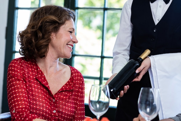 Femme choisissant une bouteille de vin