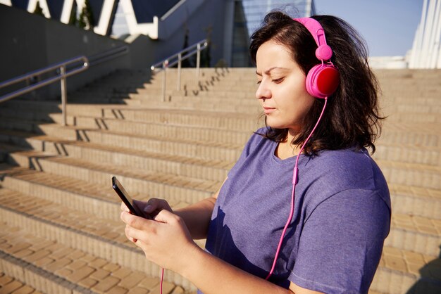 Femme choisissant la playlist parfaite pour courir le matin