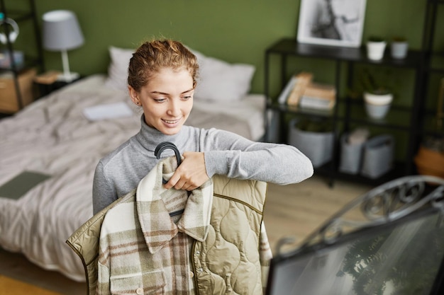 Femme choisissant le style des vêtements pour le travail