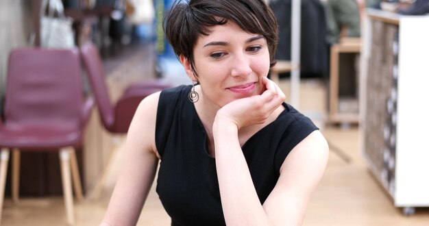 Femme Choisit Des Chaussures Au Magasin à La Mode