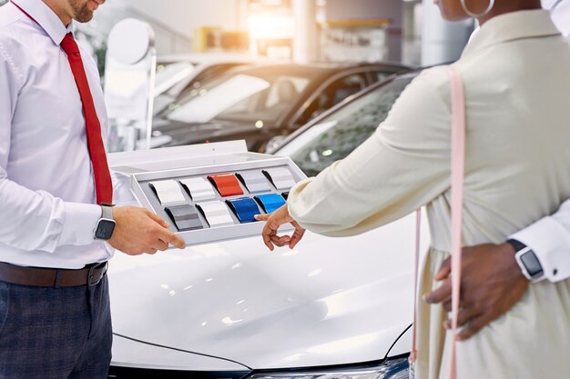 femme choisit la meilleure couleur de sa future voiture