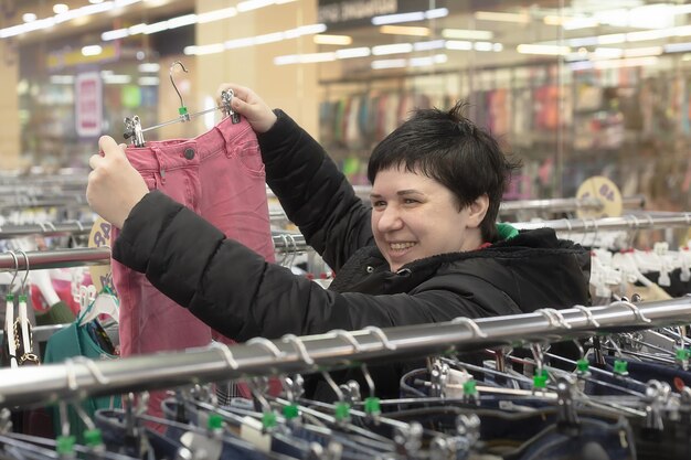 Une femme choisit des vêtements à la mode Tricots décontractés pour femmes