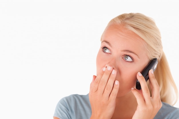 Femme choquée au téléphone