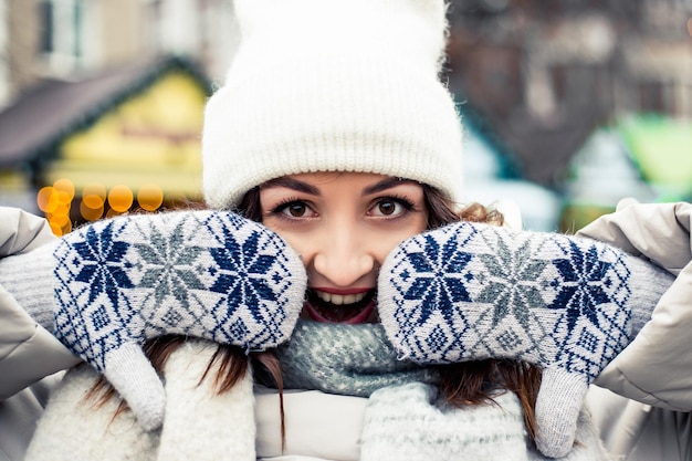 Photo femme choquée à la foire d'hiver