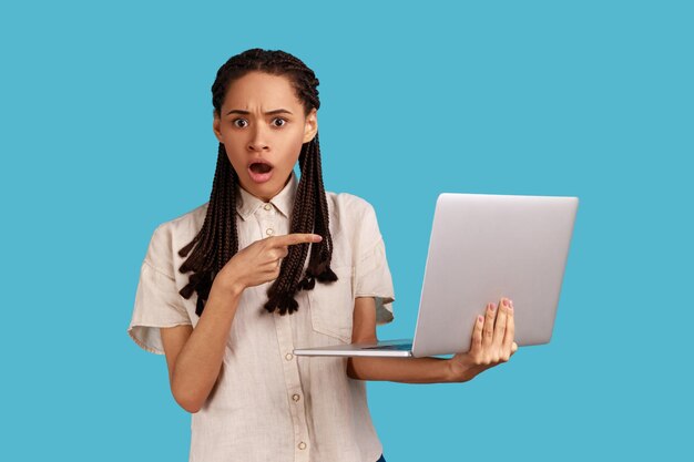 Une femme choquée par des problèmes de logiciel opérationnel à l'écran d'un ordinateur portable a peur de la perte de données