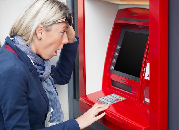 Photo femme choquée regardant le solde de son compte