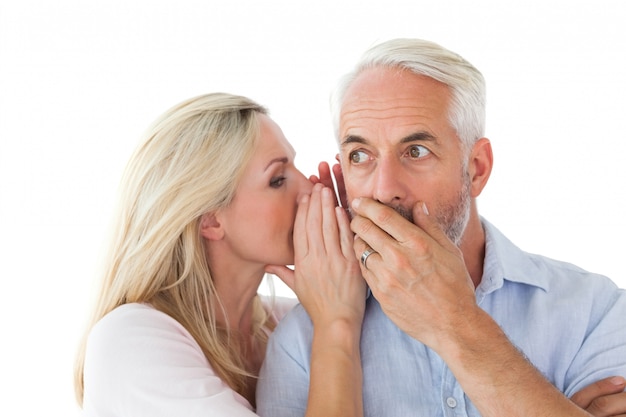 Femme chuchotant un secret à son mari