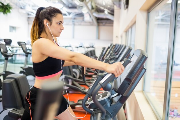 Femme ciblée sur la machine elliptique