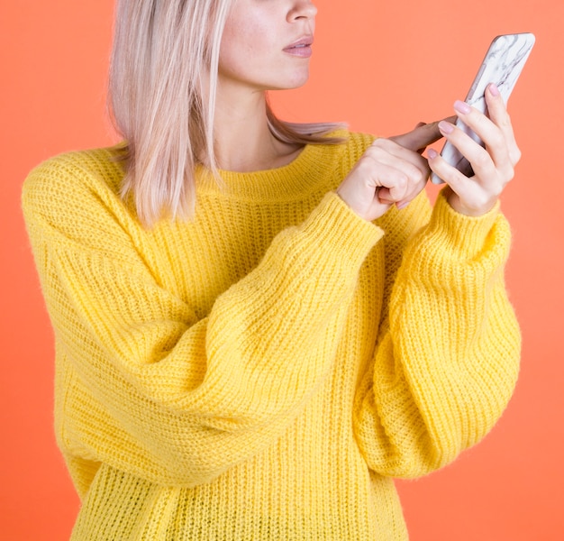 Femme, clic téléphone, projectile studio