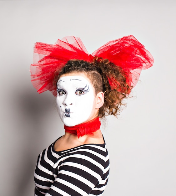 Une femme clown mime posant en studio, concept du poisson d'avril.