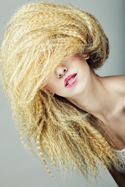 Femme avec une coiffure créative