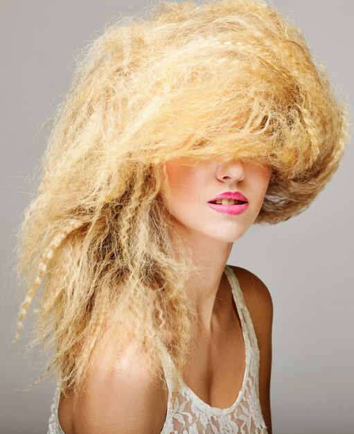 Femme avec une coiffure créative