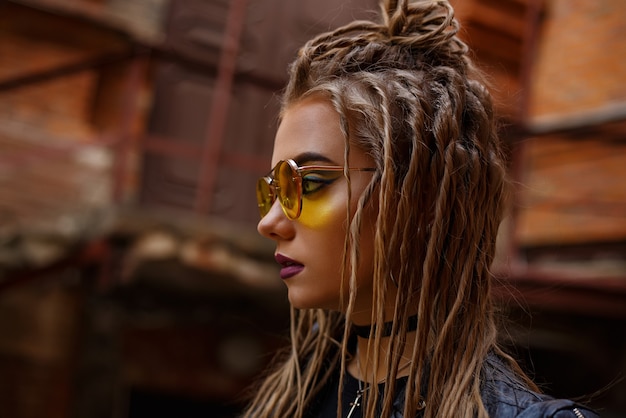 Femme avec coiffure dreadlocks