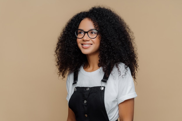 Femme avec coiffure frisée