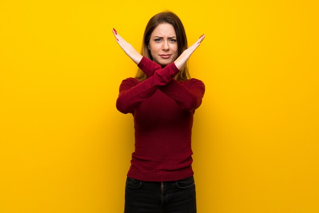 Femme, à, col roulé, sur, mur jaune, aucun geste