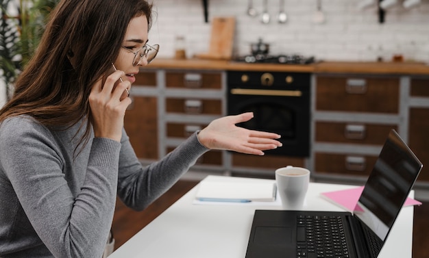 Femme en colère ayant un appel vidéo d'affaires