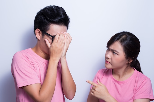 Femme en colère contre son petit ami