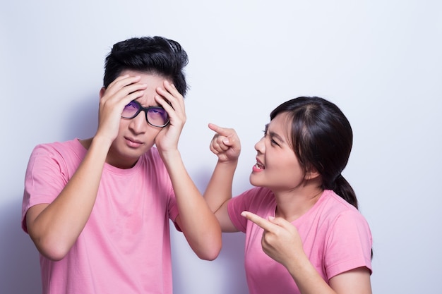 Femme en colère contre son petit ami