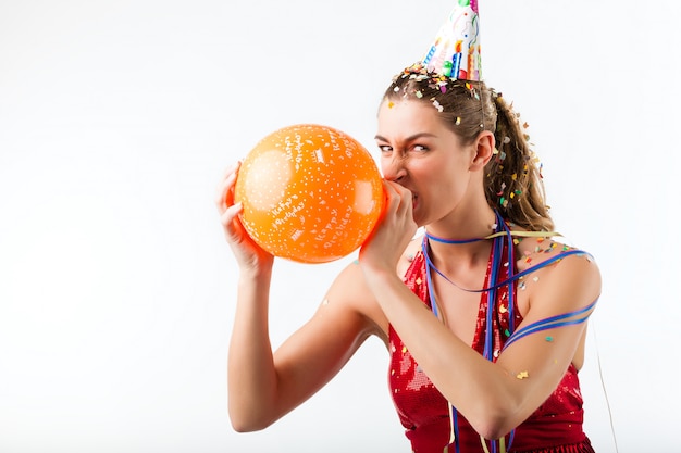 Femme en colère, fête d'anniversaire avec ballon