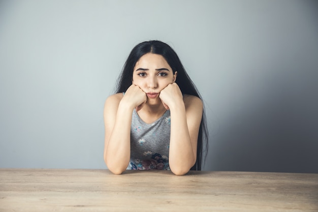 Femme en colère ou offensée sur fond gris