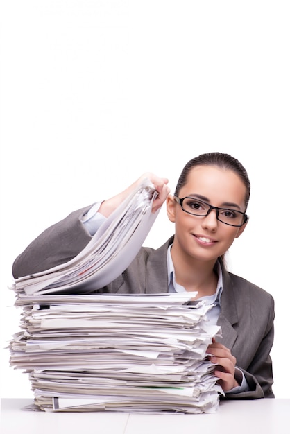 Femme en colère avec des piles de papier sur blanc