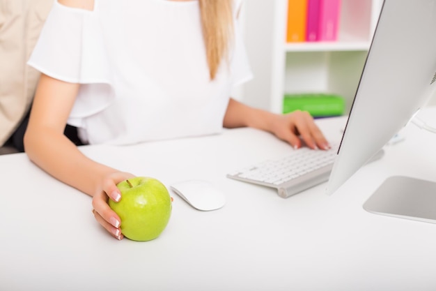 Femme et collation saine au bureau