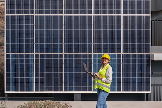 Femme collectant des données sur un ordinateur d'énergie renouvelable