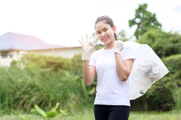 Une femme collecte des déchets de recyclage sur un concept écologique durable au sol