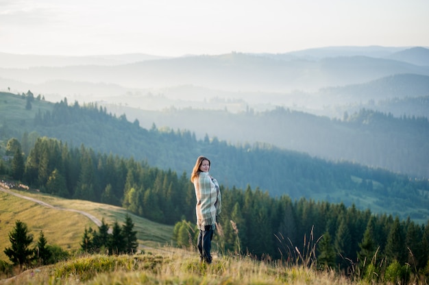 femme sur une colline contre le paysage de montagne