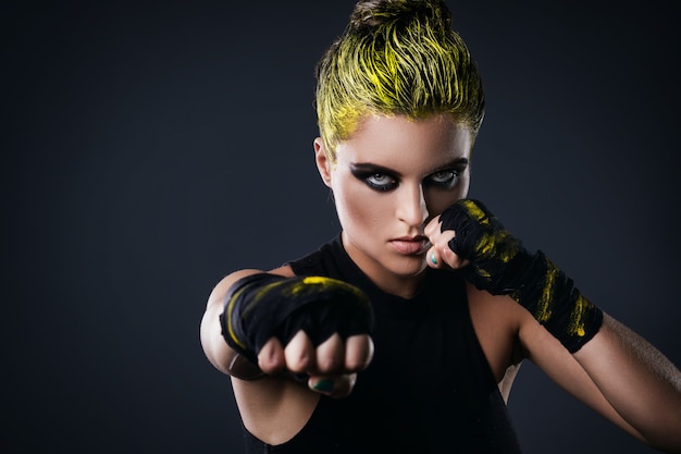 Femme combattant mma aux cheveux jaunes