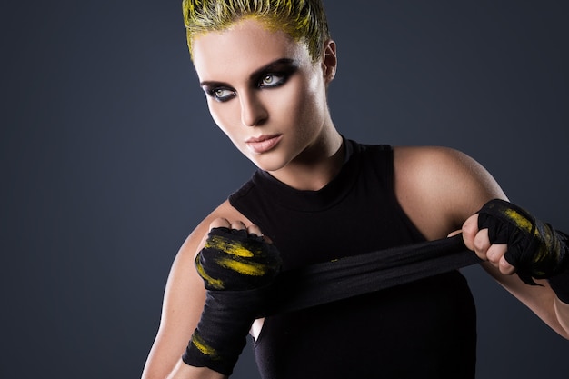 Femme combattant mma aux cheveux jaunes