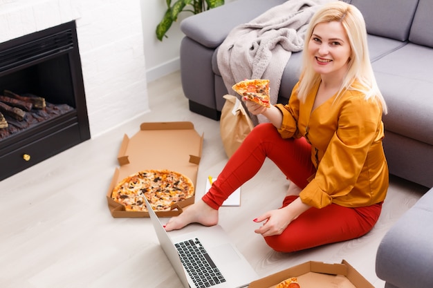 femme commandant une pizza à la maison pendant la quarantaine