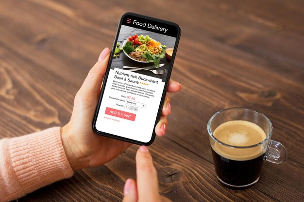 Femme commandant un repas en ligne à l'aide de l'application du service de livraison de nourriture
