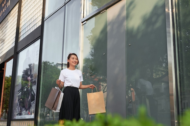 Femme commerçante heureuse et regardant loin l'espace de copie à l'extérieur.